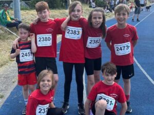 Gruppe von Kindern des TV Germania St. Ilgen in roten Trikots nach einem Lauf beim Frühlingslauf St. Leon-Rot 2025