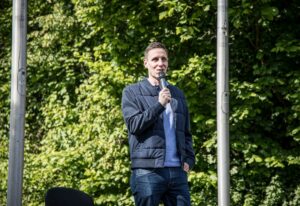 Bürgermeister Förster spricht vor dem Start des Laufevents GO-ZAP in Nußloch.