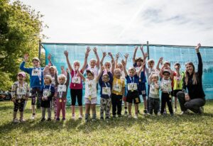 Kinder des Bambinilaufs posieren mit Medaillen beim GO-ZAP in Nußloch.