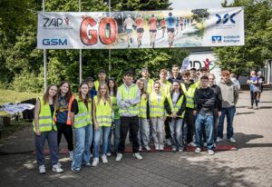 Gruppenfoto der jugendlichen Helfer beim GO-ZAP-Lauf in Nußloch vor dem Startbanner