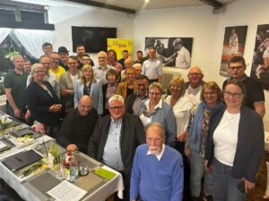 Gruppenfoto der FDP Rhein-Neckar beim Kreisparteitag 2025 in Leimen, mit Delegiertenwahl und Spitzenkandidatin Claudia Felden.