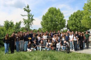 Gruppenbild des Abi-Jahrgangs 2025 des Friedrich-Ebert-Gymnasiums bei der Pflanzung eines Fächerblattbaum auf dem Schulgelände in Sandhausen