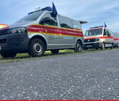 Hilfsorganisationen des Bevölkerungsschutzes üben das Fahren im geschlossenen Verband