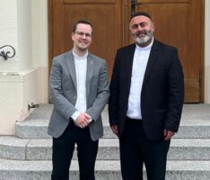Kooperator Georg Henn und Pfarrer Aziz Can im gemeinsamen Austausch