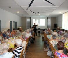 Senioren-Nachmittag in Sandhausen: Else Keller und Bürgermeister a. D. Walter Reinhard