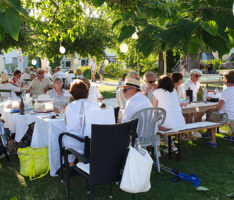 Dîner en Blanc 2025: Weißer Sommerabend mit spritziger Musik und schäumenden Crémant