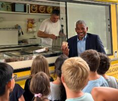 Überraschung zum Schuljahresabschluss – OB John Ehret bringt Eis für Viertklässler