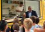 Überraschung zum Schuljahresabschluss – OB John Ehret bringt Eis für Viertklässler