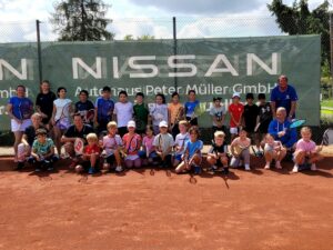 Gruppenbild von Kindern und Trainern des Tenniscamps 2025 beim TC Blau-Weiß Leimen.