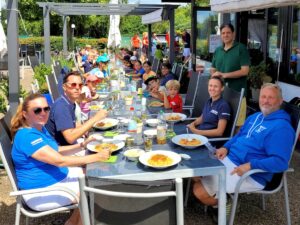 Gruppenbild von Kindern und Trainern des Tenniscamps 2025 beim TC Blau-Weiß Leimen.