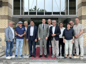 Delegation des Rhein-Neckar-Kreises mit Landrat Stefan Dallinger in der Deutschen Botschaft Peking im Gespräch mit Arend Wulff.