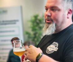 Bei der 1. Sandhäuser Bierprobe werden drei regionale und drei Spezialbiere ausgeschenkt