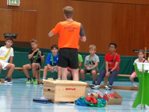 Trainer erklärt Kindern beim Tischtenniscamp des TTC St. Ilgen Techniken und Spielabläufe.