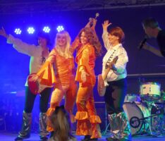 Showtime-Abend auf der St.-Ilgener Kerwe: Von ABBA bis Black Sabbath – Dilje gab alles!