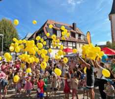 Weltkindertag und Kerweumzug – Gelbe Heliumballons trugen Wünsche in den Himmel