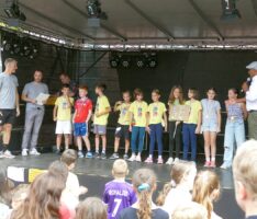 Chorauftritt und Kerwe-Staffellauf der Turmschüler – Klasse 4E war am schnellsten