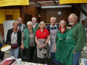 Gruppenfoto der Helferinnen und Helfer der AWO und Naturfreunde bei der Kerwe Leimen.