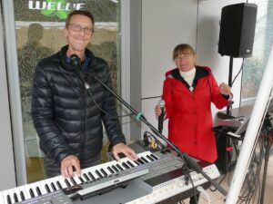 Ein Mann am Keyboard und eine Frau mit Mikrofon singen bei der AWO Kerwe-Veranstaltung.
