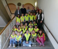 Mehr Sicherheit für Schulanfänger: Warnschutzwesten für alle Erstklässler