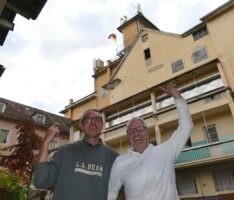 Patriotismus auf dem Brauerei-Turm – Handwerker hissen Deutsche und Leimener Flaggen