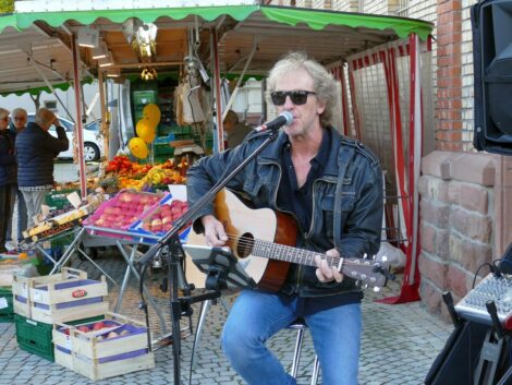 Diljemer Nachmittags-Wochenmarkt morgen mit „Straßenmusik“ von Uwe Janssen
