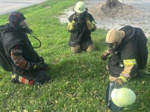 Feuerwehrleute bereiten sich mit Atemschutzgeräten auf Übungseinsatz vor.