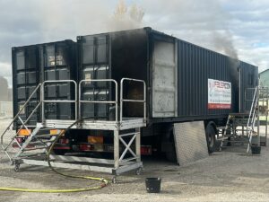 Rauchender Übungscontainer auf dem Gelände der Realbrandausbildung.