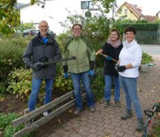 Gelungene Verschönerungsaktion rund um die Bank am Falltorweg