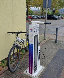Fahrradservicestation mit Werkzeug und Luftpumpe an der Geschwister-Scholl-Schule St. Ilgen.