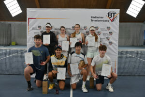 Gruppe von Jugendlichen mit Urkunden und Medaillen vor dem Logo des Badischen Tennisverbands.