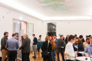 Gruppe von Menschen in einem Raum, vermutlich Teilnehmer eines Netzwerktreffens.