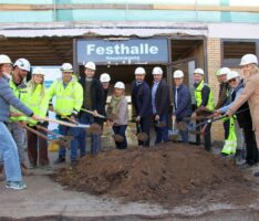 Symbolischer erster Spatenstich zur Sandhäuser Festhallen-Erweiterung