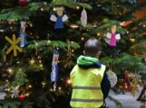 Der Waldkindergarten zaubert Weihnachtsstimmung ins Sandhäuser Rathaus