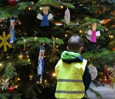 Der Waldkindergarten zaubert Weihnachtsstimmung ins Sandhäuser Rathaus