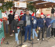 Engagement statt Budenzauber – Diljemer Weihnachtsdorf trotzt dem Wetter