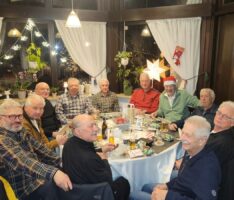 Knecht Ruprecht besuchte den „Oldie-Handballer-Stammtisch“ im GiGi