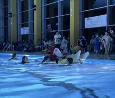 Fröhliche Neptun-Weihnachtsfeier im Hallenbad: Sogar der Nikolaus ging baden