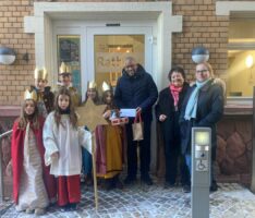 Sternsinger zu Besuch in den Leimener Rathäusern – Motto „Schule statt Fabrik“