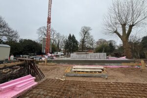 Baustelle des neuen Schildkrötenhauses im Zoo Heidelberg mit Kran und Betonfundament.