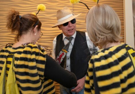 Weiberfastnacht im Landratsamt: </br>Krawatte mit Symbolkraft