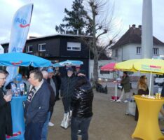 Zwischen Regenschirm und Rollator – Wahlkampf auf dem Wochenmarkt