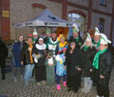 Die Nonne siegte, der Dino staunte – Fasnacht auf dem Diljemer Wochenmarkt