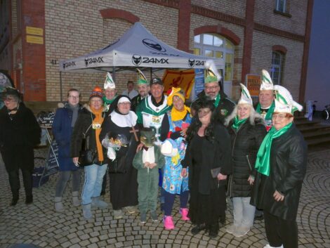 Die Nonne siegte, der Dino staunte – <br>Fasnacht auf dem Diljemer Wochenmarkt