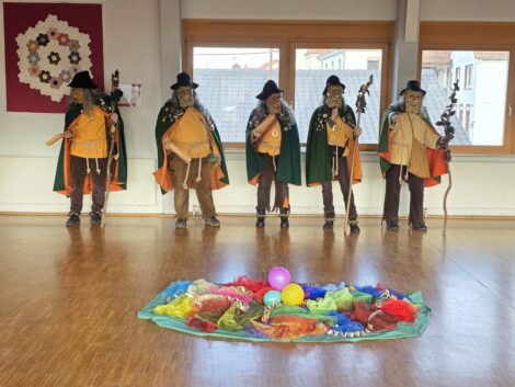 Narri-Narro!!! Die Gajemänndl auf Besuch im Mauritius-Kindergarten