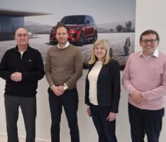 Firmenbesuch: FDP-Landtagskandidatin Claudia Felden im Autohaus Geisser Leimen