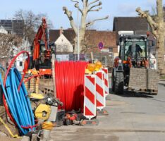 Breitbandausbau in Sandhausen: Bahnhofstraße wird ab 16. März gequert