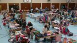 Kinderkleidung, Spielzeug, Kuchenduft: So lebendig war der Schlümpfel Flohmarkt