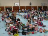 Kinderkleidung, Spielzeug, Kuchenduft: So lebendig war der Schlümpfel Flohmarkt
