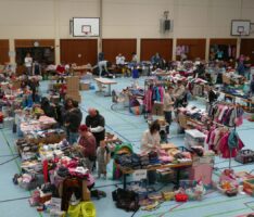 Kinderkleidung, Spielzeug, Kuchenduft: So lebendig war der Schlümpfel Flohmarkt