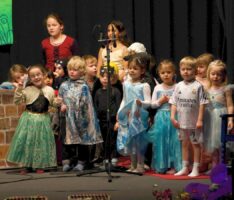 Liebenswerte Musikschul Musicalaufführung „Gestatten, Froschkönig“ in Gauangelloch